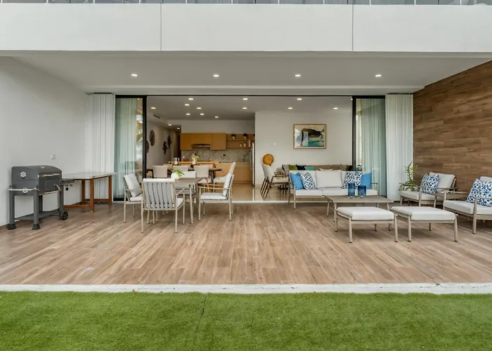 Modern With Stunning Bay Views