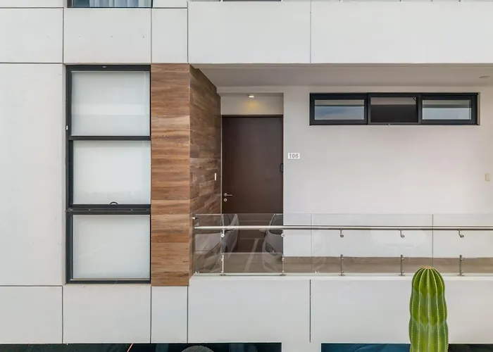 Modern With Stunning Bay Views *